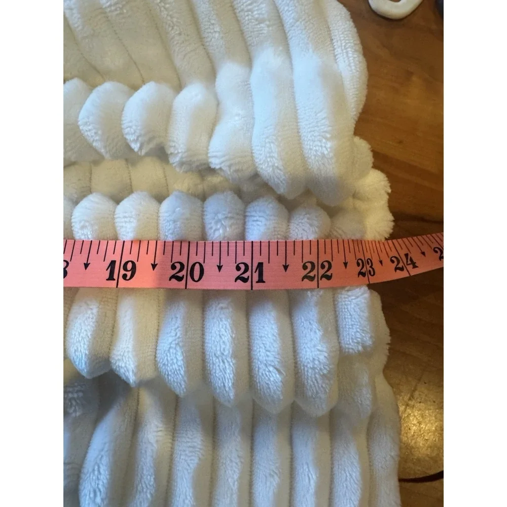 Juicy Couture White Faux Fur Children's Size 6 White Silver Buttons Lined Coat‎